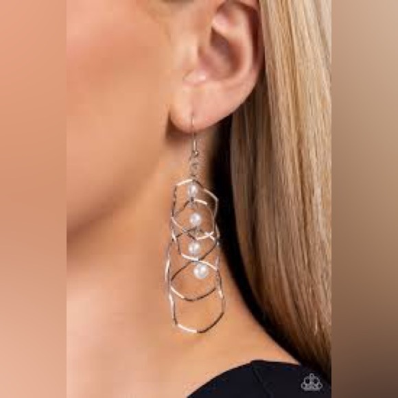 Paparazzi Pearl Palooza White Earrings - Picture 1 of 3